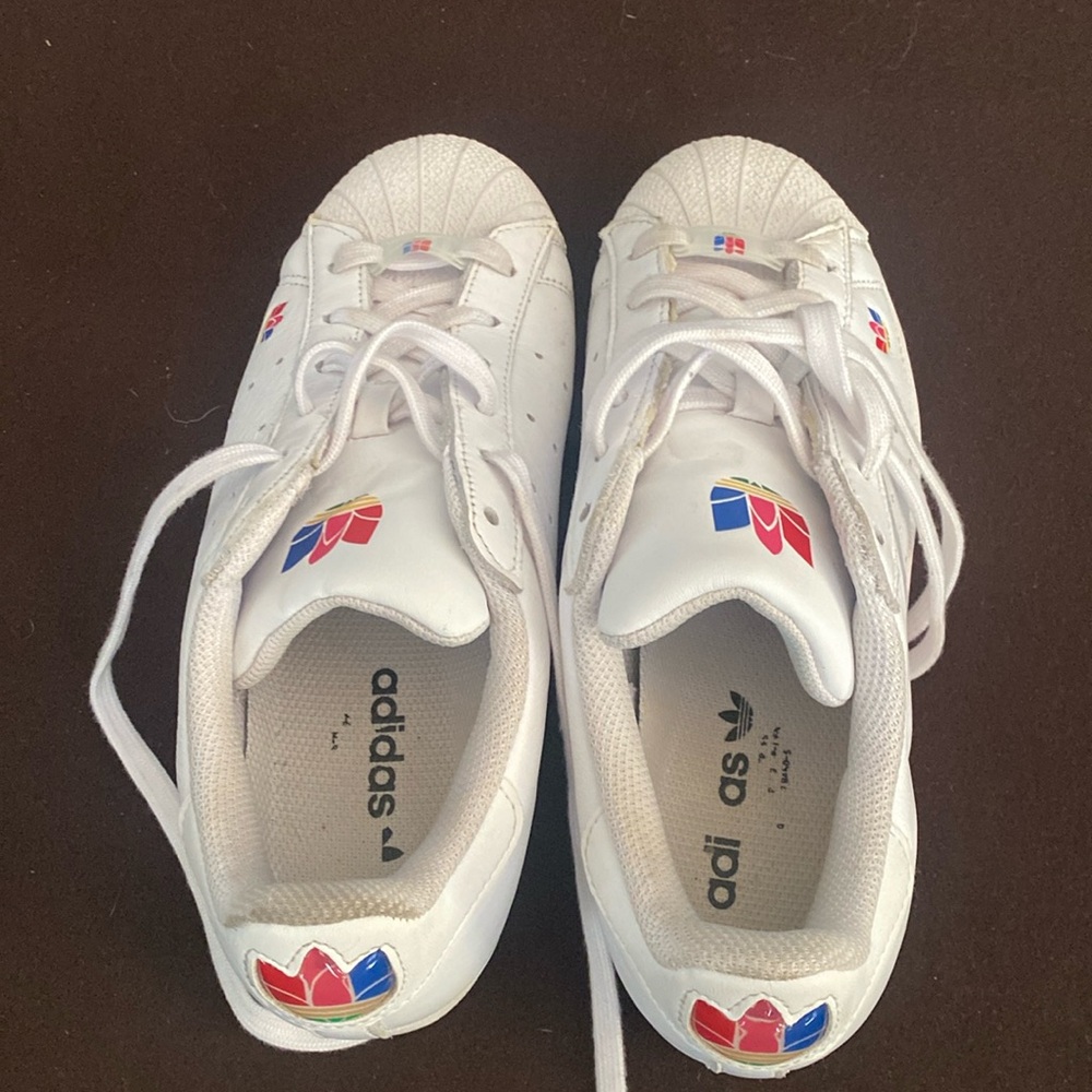 Adidas men’s size 5.5 fit a woman’s 7.5